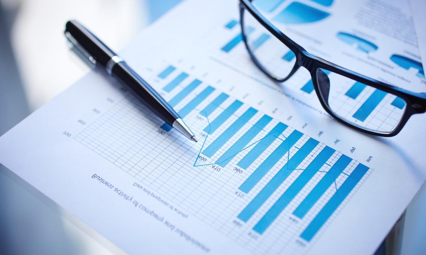 Estudiante practicando técnicas de posicionamiento en buscadores en sesión online